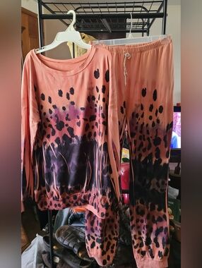 Peach Leopard Print Lounge Set - Cozy 2-Piece, Pockets, Brushed Material.